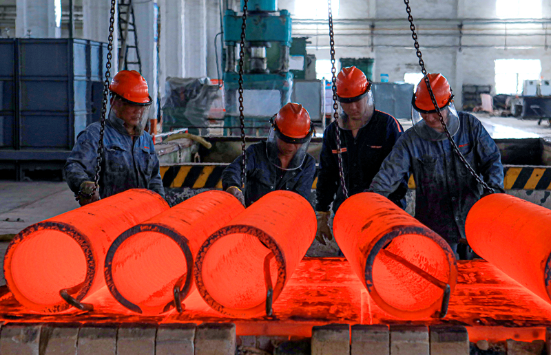 安徽矿机的工人们在高温锻造车间施工.jpg