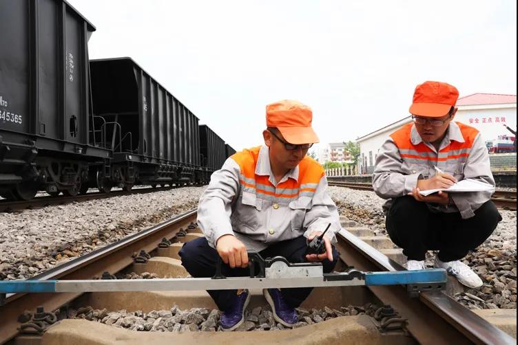在点多线长的潘谢矿区铁路线上，淮河能源股份公司的员工们用责任强化行车组织，守护着矿区铁路运输安全.jpg
