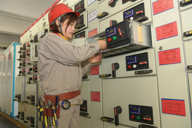 图为女电工在现场检修设备1.JPG