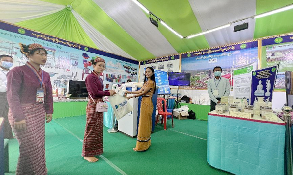 2023年2月10日，第76届缅甸联邦节展会在仰光人民公园举办，一位参加展会的小姑娘正热情洋溢地向同行人员推荐海螺水泥品牌.png
