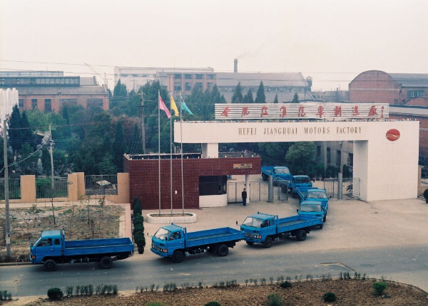 20世纪90年代初的江汽厂区北大门。资料照片.png
