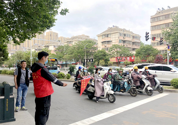 志愿者在汴河东路与港口中路交叉口指挥交通.jpg