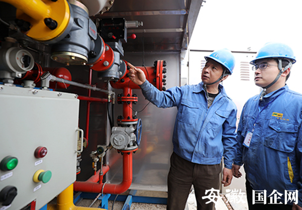 淮南矿区煤层气正式投入民用 工作人员正在检查输气装置.png